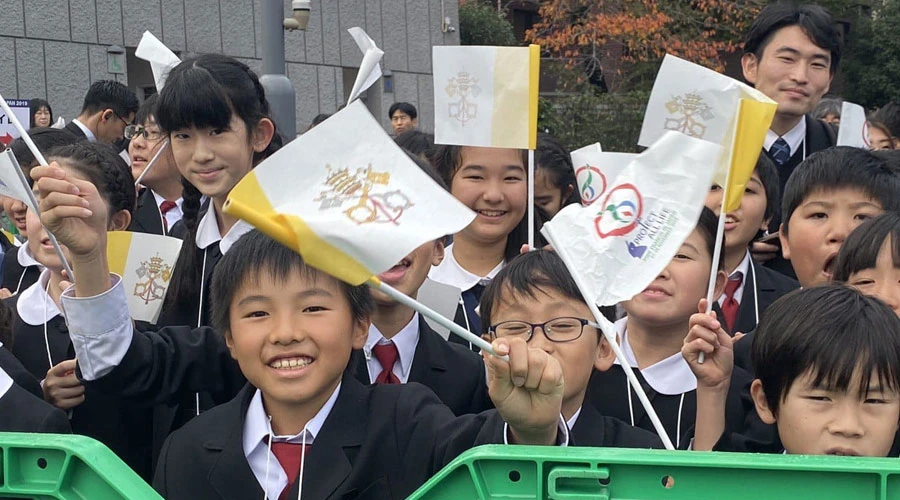 Niños en Japón saludan al Papa Francisco. Crédito: Hannah Brockhaus / ACI Prensa?w=200&h=150