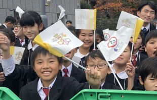 Niu00f1os en Japu00f3n saludan al Papa Francisco. Cru00e9dito: Hannah Brockhaus / ACI Prensa 