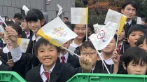 Niños en Japón saludan al Papa Francisco. Crédito: Hannah Brockhaus / ACI Prensa