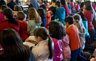 Niu00f1os rezando en Misa / Foto: Flickr Iglesia en Valladolid (CC-BY-SA-2.0) 