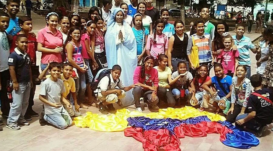 Niños que participaron en la jornada de oración del 2016 / Foto: Facebook Un millón de niños rezando?w=200&h=150