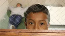 Imagen referencial / Menores detenidos por autoridades migratorias por cruzar ilegalmente a Estados Unidos. Foto: U.S. Customs and Border Protection / Dominio público.