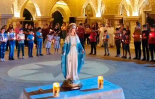 Niu00f1os rezando el Rosario. Cru00e9dito: ACN 