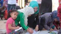 Niños cristianos y musulmanes haciendo dibujos por la paz en Alepo / Foto : Ayuda a la Iglesia Necesitada