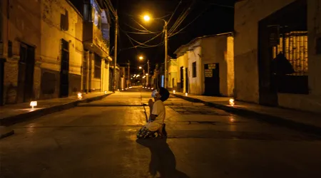 VIRAL: Niño reza arrodillado en plena calle por el fin del coronavirus