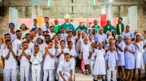 Obispo Kevin C. Rhoades celebró el sacramento de la Confirmación de 99 niños en Nigeria, el 10 de julio de 2022. Crédito: Facebook de Bishop Kevin C. Rhoades
