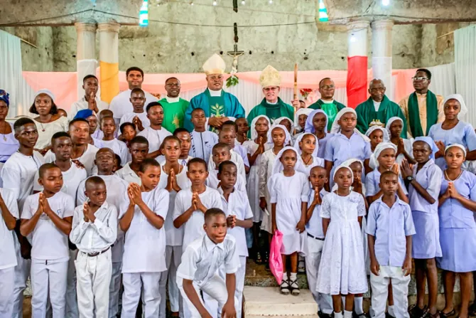 99 niños nigerianos reciben la Confirmación en medio de persecución de cristianos