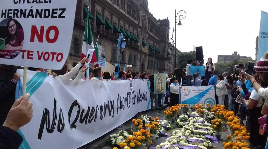 Marcha por la Vida al pie del Palacio Nacional en Ciudad de México, este 26 de octubre.?w=200&h=150