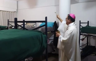 Mons. Mestre bendiciendo las instalaciones del nuevo hogar. Cru00e9dito: Diu00f3cesis de Mar del Plata 