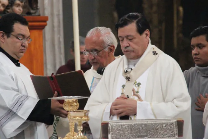 Cardenal Rivera reza por los 43 estudiantes desaparecidos en México