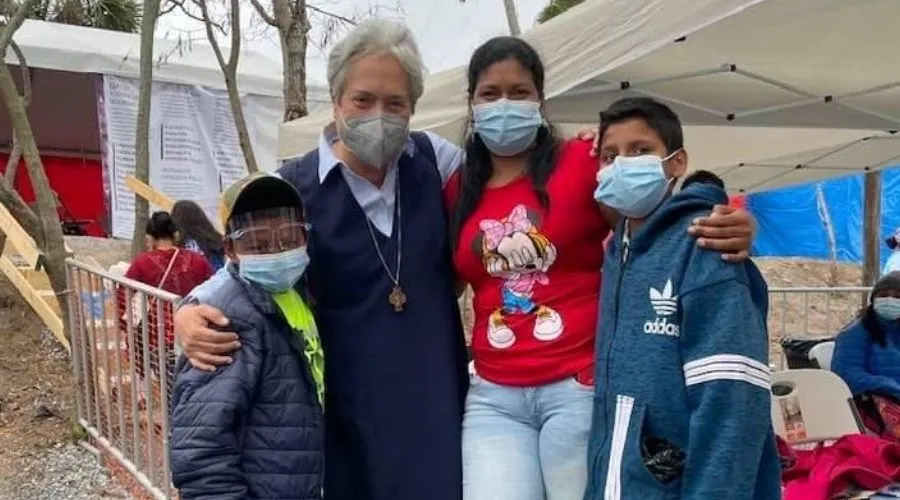 Hermana Norma Pimentel y migrantes en Matamoros, en el lado mexicano de la frontera. Crédito: Twitter / @nspimentel.