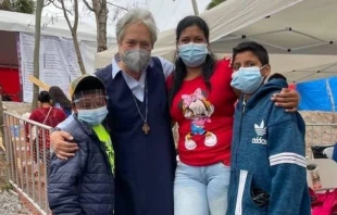 Hermana Norma Pimentel y migrantes en Matamoros, en el lado mexicano de la frontera. Cru00e9dito: Twitter / @nspimentel. 