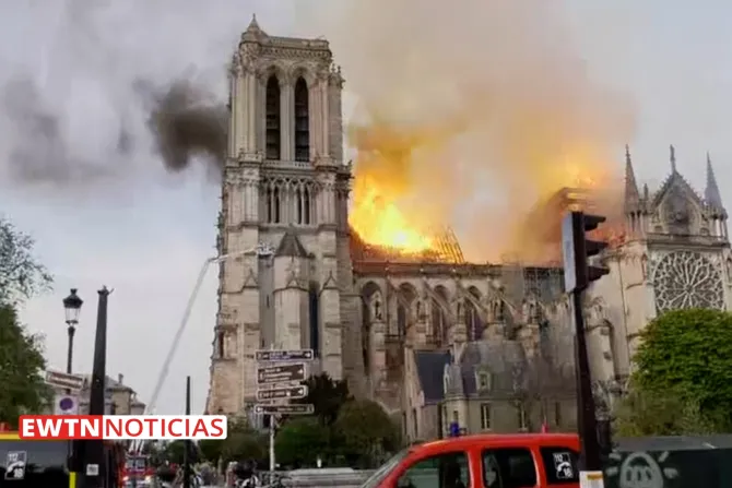 Sacerdote salvó Santísimo Sacramento y corona de espinas en incendio de Notre Dame