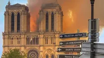 Catedral de Notre Dame durante el incendio. Foto: Wikipedia. 
