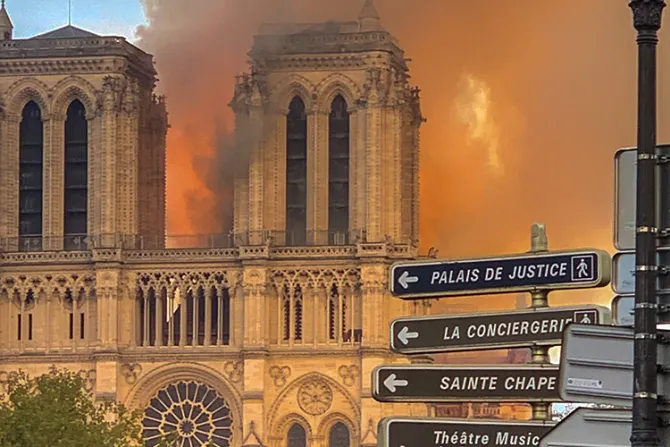Rescatan de incendio en Notre Dame escultura que guarda espina de corona de Cristo