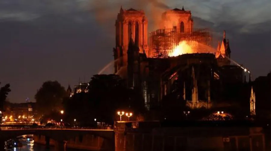 Catedral de Notre Dame en llamas. Foto: ArchiMadrid. ?w=200&h=150