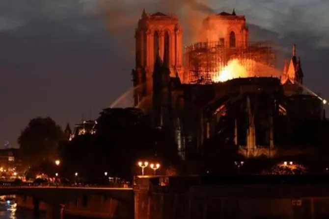 Iglesia en España se une en oración tras incendio de catedral de Notre Dame de París