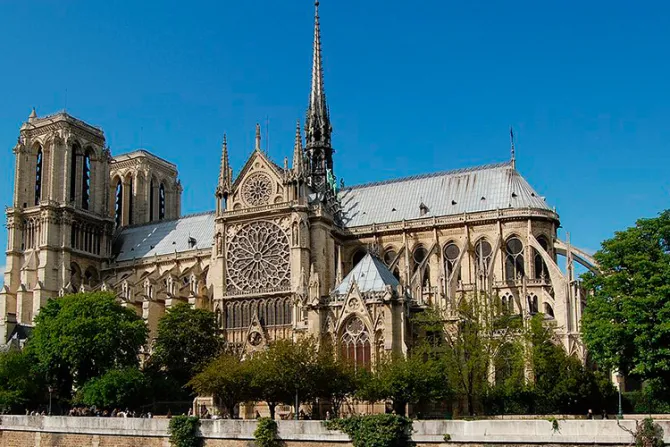 Mil personas atrapadas en Catedral de Notre Dame por atacante en París