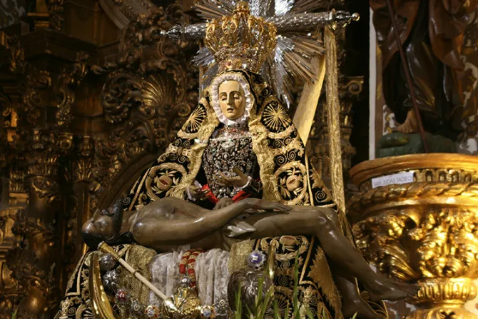 Granada de fiesta con el mes dedicado a Nuestra Señora de las Angustias