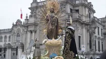 Nuestra Señora del Rosario y Santo Domingo en procesión en la Plaza Mayor de Lima. Foto: Cortesía Eduardo Berdejo 