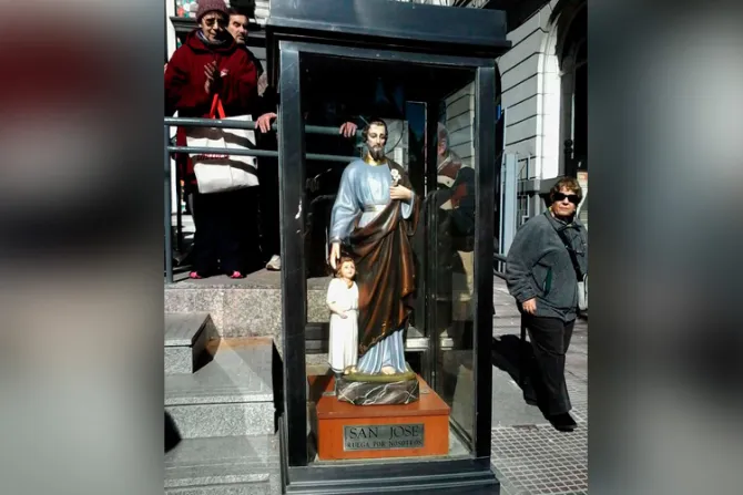 Reemplazan San José destruido en iglesia donde el Papa descubrió su vocación