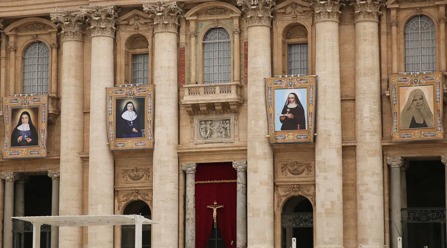La imagen de las cuatro nuevas santas canonizadas esta mañana por el Papa Francisco en la Plaza de San Pedro en el Vaticano. Foto Daniel Ibáñez / ACI Prensa?w=200&h=150