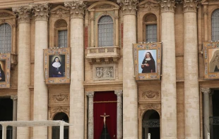 La imagen de las cuatro nuevas santas canonizadas esta mau00f1ana por el Papa Francisco en la Plaza de San Pedro en el Vaticano. Foto Daniel Ibu00e1u00f1ez / ACI Prensa 