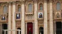 La imagen de las cuatro nuevas santas canonizadas esta mañana por el Papa Francisco en la Plaza de San Pedro en el Vaticano. Foto Daniel Ibáñez / ACI Prensa