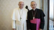 El nuevo Sustituto de la Secretaría de Estado, Mons. Edgar Peña Parra, junto al Papa Francisco. Foto: Vatican Media