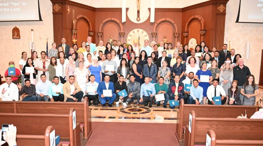 Mons. Gerald Barbarito junto a los nuevos agentes evangelizadores de la Diócesis de Palm Beach. Crédito: Cortesía Oficina de Pastoral Hispana.?w=200&h=150