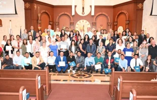 Mons. Gerald Barbarito junto a los nuevos agentes evangelizadores de la Diu00f3cesis de Palm Beach. Cru00e9dito: Cortesu00eda Oficina de Pastoral Hispana. 