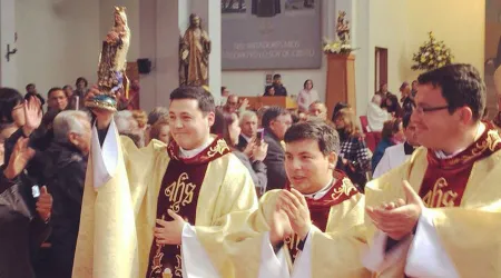 Ordenación de tres jóvenes sacerdotes trae esperanza a la Iglesia en Chile [FOTOS]