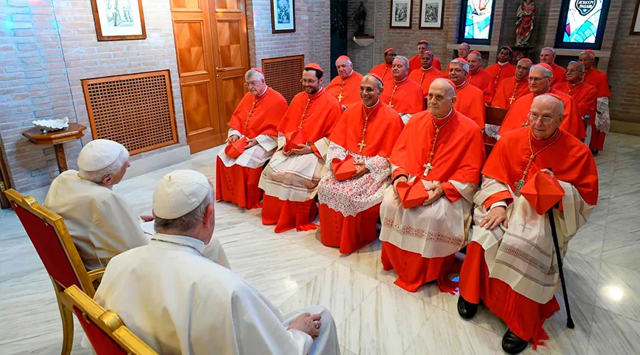 Benedicto XVI recibe visita del Papa Francisco y los nuevos cardenales