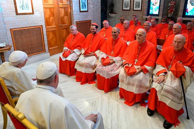 Benedicto XVI recibe visita del Papa Francisco y los nuevos cardenales