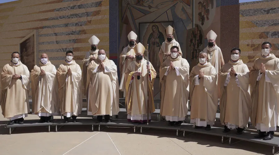 Los ocho nuevos sacerdotes de Los Ángeles con Mons. Gomez y sus obispos auxiliares. Crédito: Archdiocese of Los Angeles