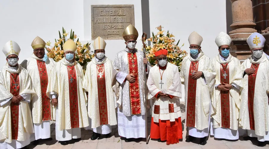 Nuncio Apostólico en Bolivia y Obispos. Crédito: Arquidiócesis de Santa Cruz.