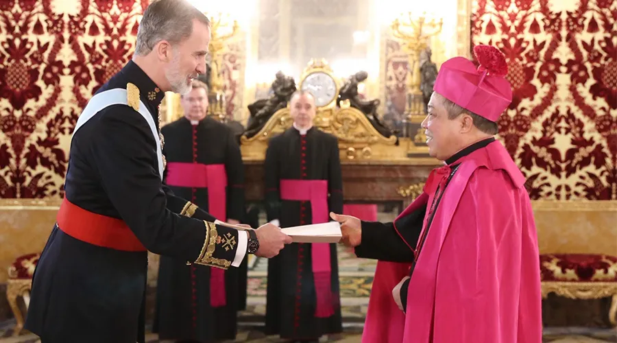 Mons. Bernardito Auza entrega cartas credenciales a Felipe VI. Crédito: Casa Real. ?w=200&h=150