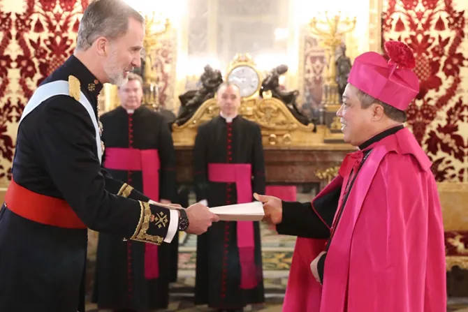 Nuncio en España presentó credenciales ante Felipe VI