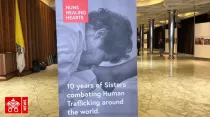 El afiche de la exposición Nuns Healing Hearts en el Vaticano. Captura Youtube