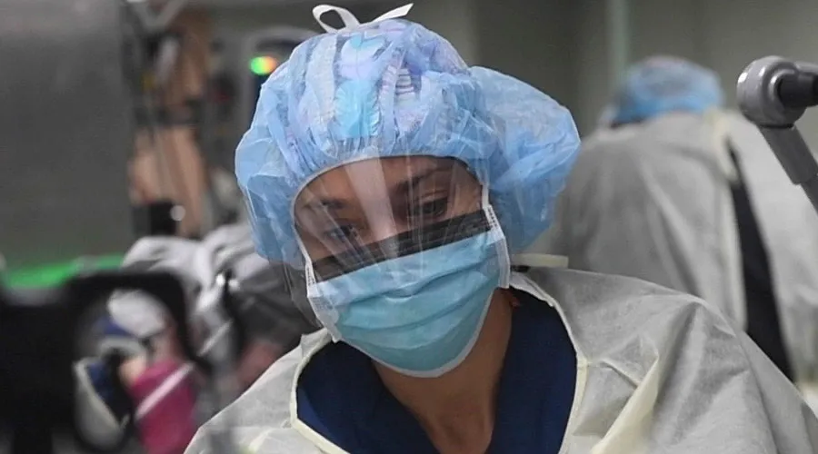 Enfermeras hacen mascarillas para ellas y sus pacientes ante coronavirus