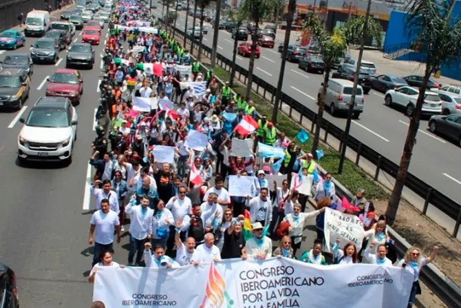 Miles marchan en Perú contra políticas de aborto e ideología de género de la OEA