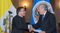 El Observador Permanente de la Santa Sede ante la OEA, Mons. Mark Gerard Miles, saludando al Secretario General, Luis Almagro  / Crédito: Flickr de OEA - OAS (CC BY-NC-ND 2.0)