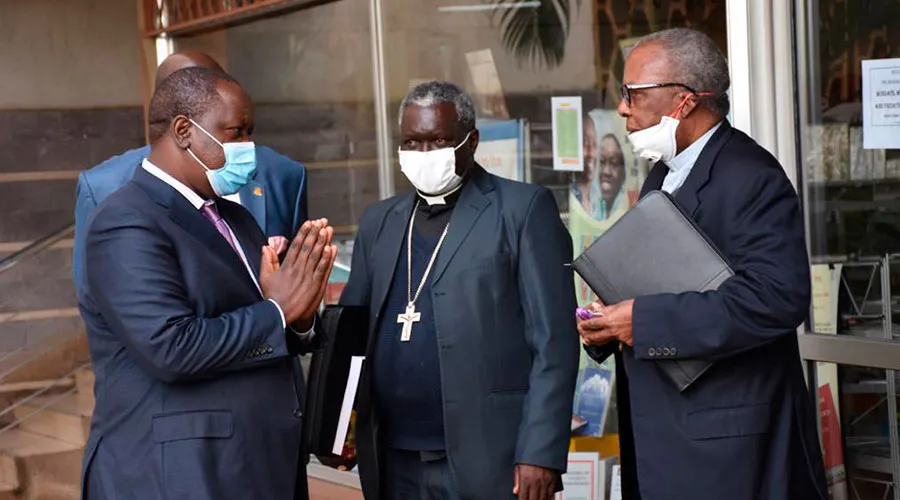 Fred Matiang’i, Mons. Philip Anyolo y Cardenal John Njue durante la reunión en la Basílica de la Sagrada Familia. Créditos: KCCB?w=200&h=150