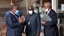 Fred Matiang’i, Mons. Philip Anyolo y Cardenal John Njue durante la reunión en la Basílica de la Sagrada Familia. Créditos: KCCB