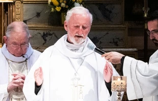 Mons. David O'Connell (centro). Cru00e9dito: Arquidiu00f3cesis de Los u00c1ngeles 