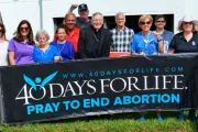 Obispo se une a campaña 40 Días por la Vida y reza frente a centro de abortos