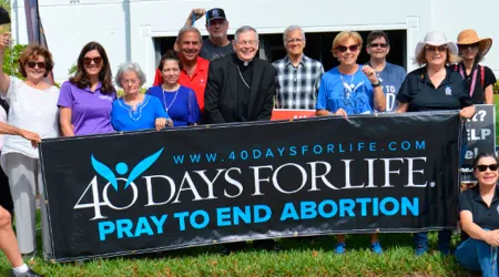 Obispo se une a campaña 40 Días por la Vida y reza frente a centro de abortos