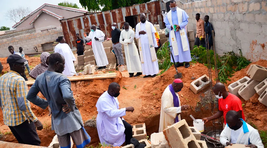 El Obispo de Maiduguri, Nigeria, Mons. Oliver Dashe Doeme, bendice un proyecto de AIN. Foto: AIN
