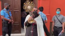 Mons. Rolando Álvarez en la entrada de la sede del Obispado de Matagalpa. Crédito: Facebook Diócesis Media - TV Merced