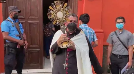 Obispo expone el Santísimo Sacramento en medio de acoso policial en Nicaragua